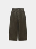 Jeans with a mid-rise baggy fit